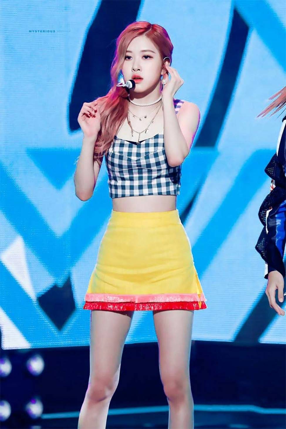 Cận cảnh vòng eo 48cm bé nhất làng nhạc Hàn-9