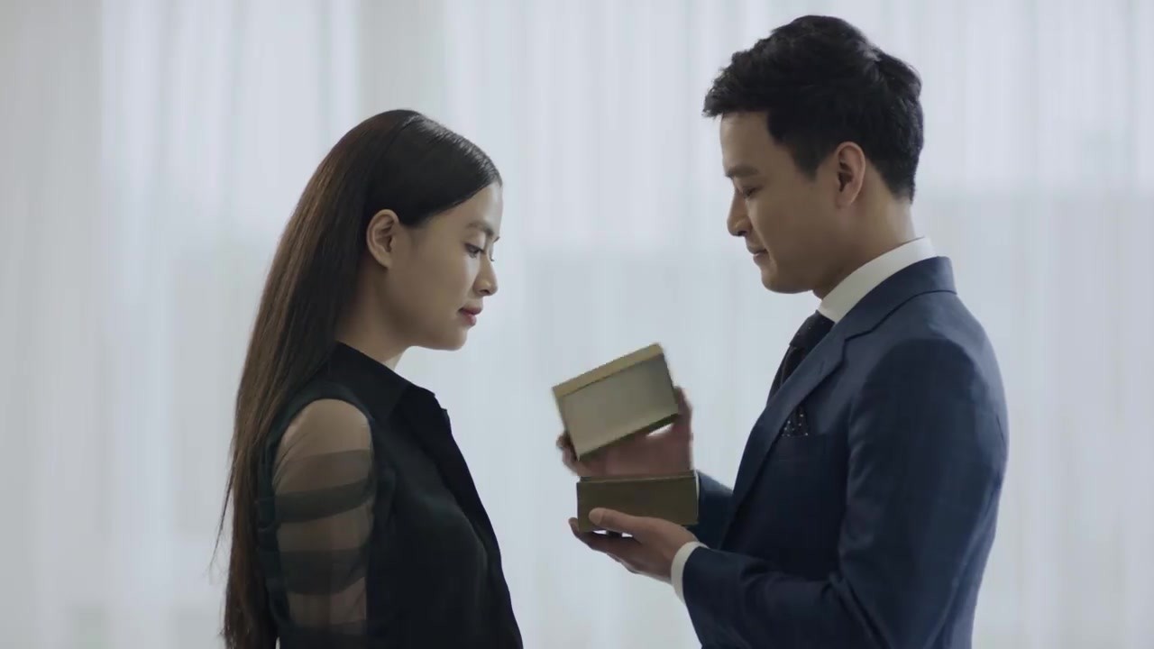 Hoàng Thuỳ Linh quê độ vì tưởng được cầu hôn trong Mê Cung, ai ngờ hôn phu bỏ chạy theo trai lạ-4