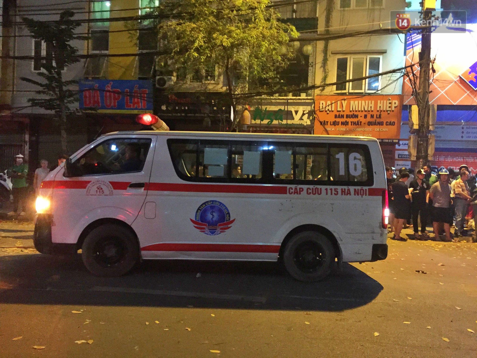 Nóng: Ô tô đâm liên hoàn trên đường phố Hà Nội, ít nhất 1 công nhân môi trường tử vong-7