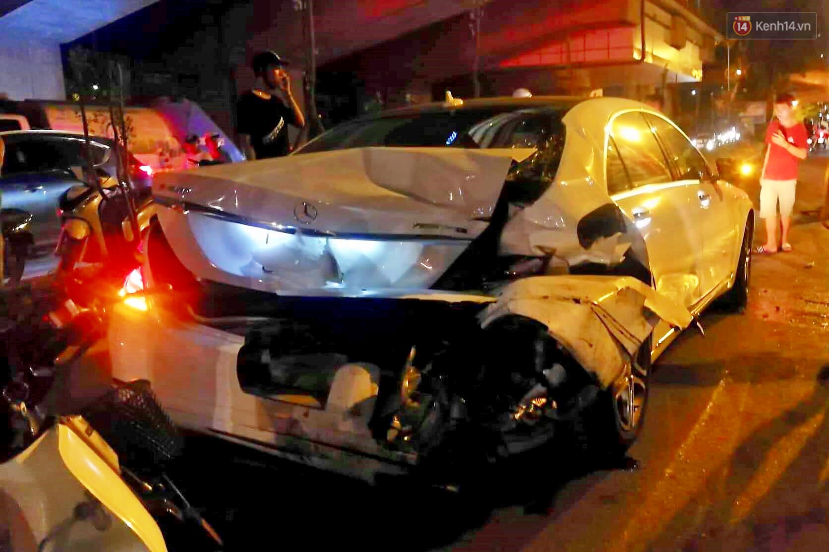 Nóng: Ô tô đâm liên hoàn trên đường phố Hà Nội, ít nhất 1 công nhân môi trường tử vong-5