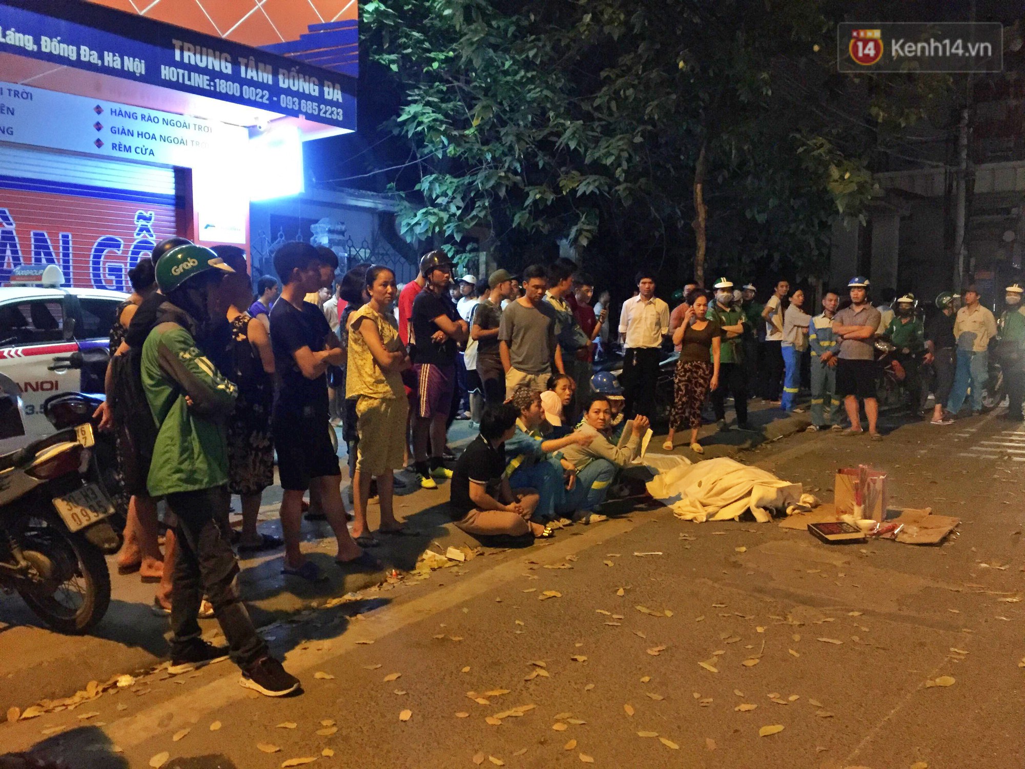 Nóng: Ô tô đâm liên hoàn trên đường phố Hà Nội, ít nhất 1 công nhân môi trường tử vong-2