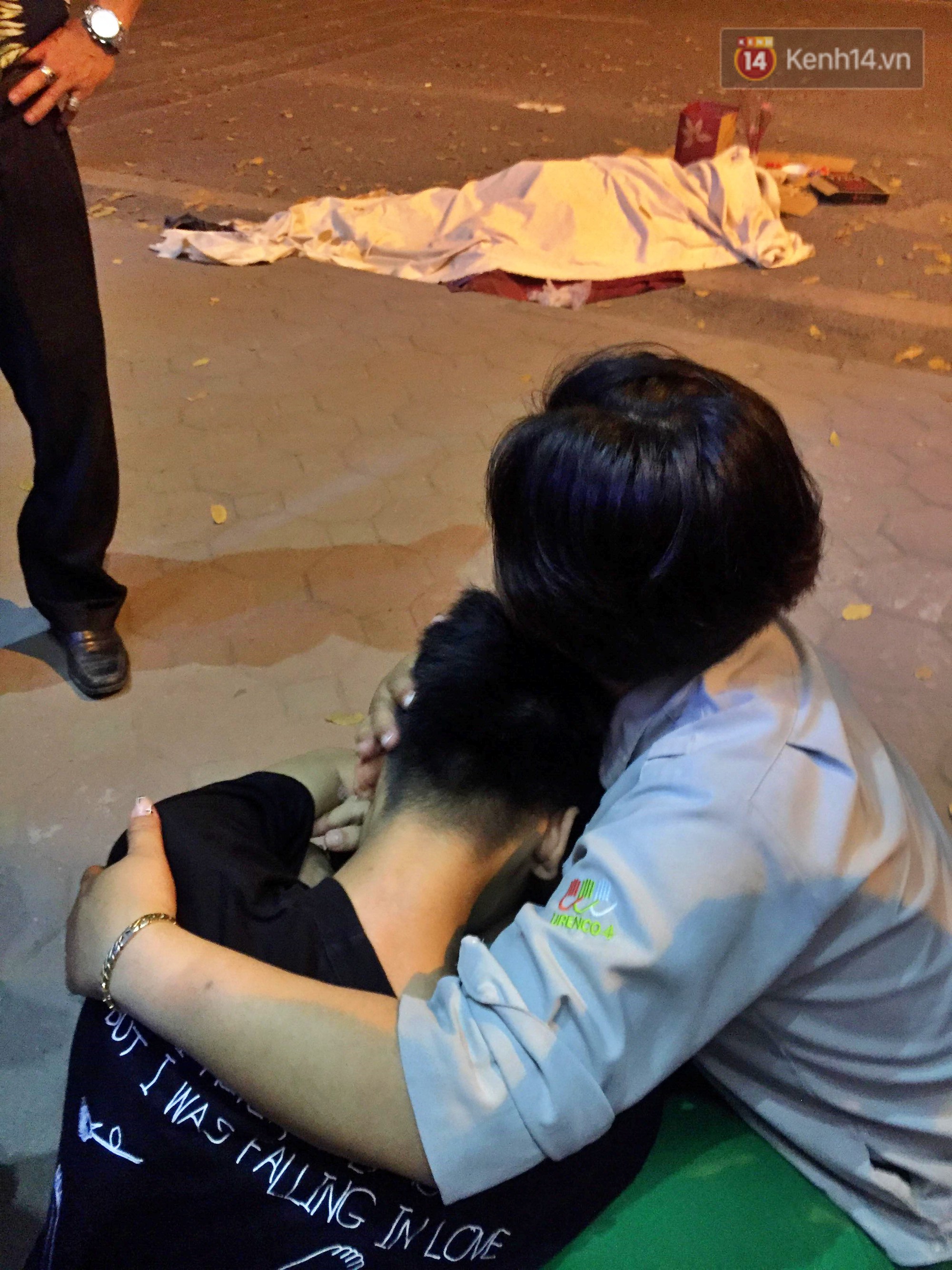 Nóng: Ô tô đâm liên hoàn trên đường phố Hà Nội, ít nhất 1 công nhân môi trường tử vong-6
