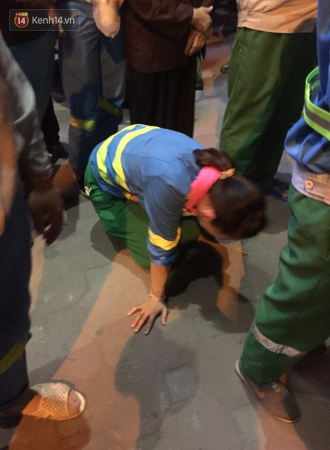 Hình ảnh đau xót: Con trai nữ công nhân môi trường gục khóc bên thi thể mẹ vụ ô tô tông liên hoàn ở Hà Nội-4