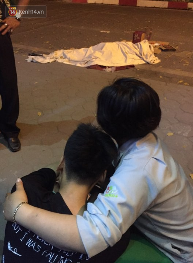 Hình ảnh đau xót: Con trai nữ công nhân môi trường gục khóc bên thi thể mẹ vụ ô tô tông liên hoàn ở Hà Nội-5