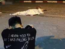 Hình ảnh đau xót: Con trai nữ công nhân môi trường gục khóc bên thi thể mẹ vụ ô tô tông liên hoàn ở Hà Nội