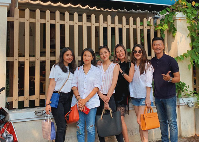 Cuộc sống hôn nhân bình yên đáng mơ ước của dàn mỹ nhân đình đám Vbiz: An nhàn, không xô bồ, được ông xã cưng chiều hết mực!-11