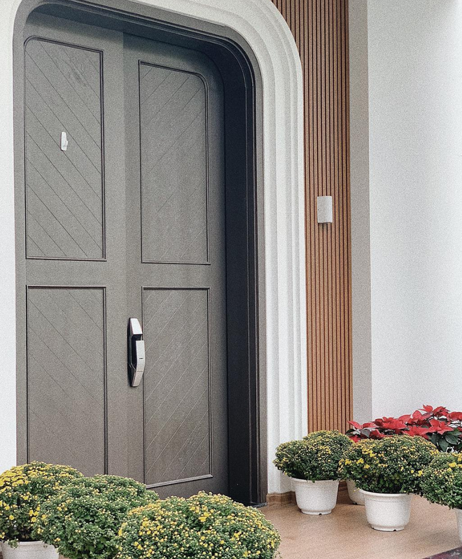 Cuộc sống hôn nhân bình yên đáng mơ ước của dàn mỹ nhân đình đám Vbiz: An nhàn, không xô bồ, được ông xã cưng chiều hết mực!-21