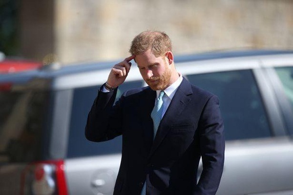 Hố sâu ngăn cách giữa hai cặp đôi hoàng gia: Hoàng tử Harry xuất hiện lẻ loi với vẻ mặt bất thường, có hành động khác lạ với vợ chồng Công nương Kate-2