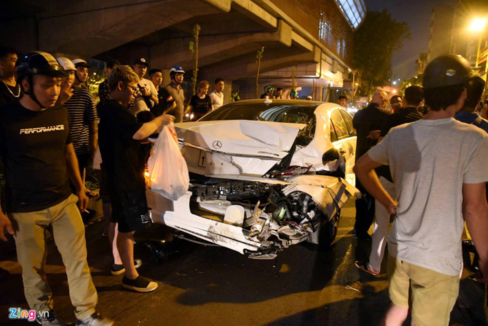 Hiện trường vụ xe Hyundai tông liên hoàn khiến nữ lao công tử vong-5