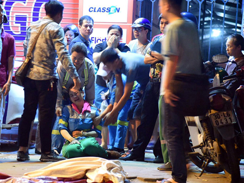 Clip: Cận cảnh ô tô điên tông chết nữ lao công ở đường Láng-2