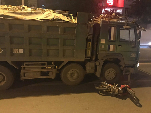 Ô tô cán xe đạp điện cùng chiều ở Hà Tĩnh, 2 nữ sinh và bé 4 tuổi tử nạn-3