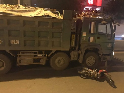 Xe tải đâm xe máy trong hầm Kim Liên, người đàn ông chết thảm