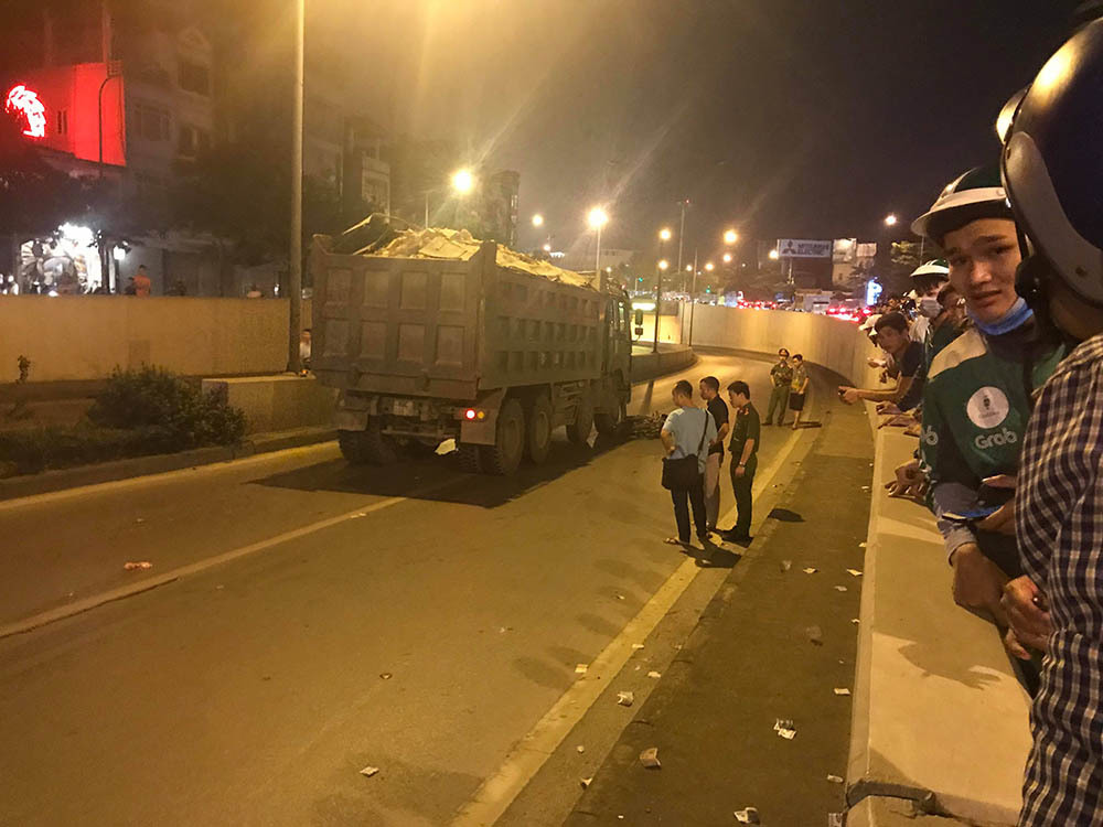 Xe tải đâm xe máy trong hầm Kim Liên, người đàn ông chết thảm-3