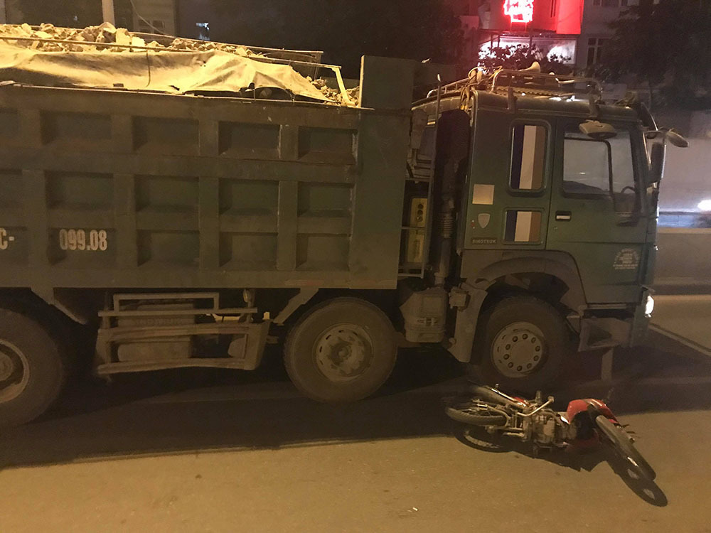 Xe tải đâm xe máy trong hầm Kim Liên, người đàn ông chết thảm-1