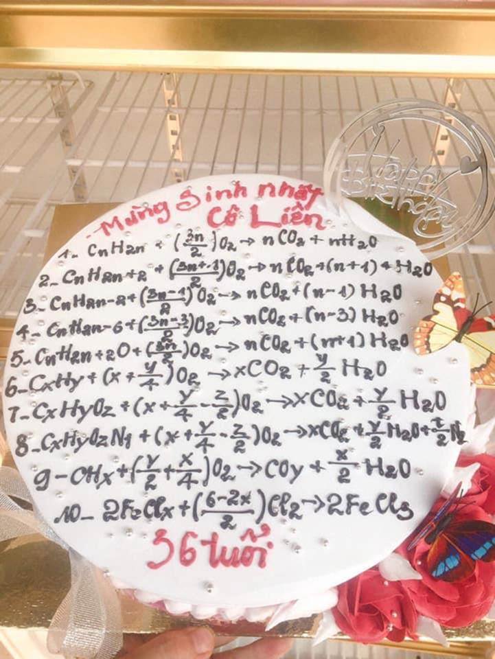 Học sinh chuyên Hóa tặng bánh sinh nhật cho cô giáo và cái kết-1