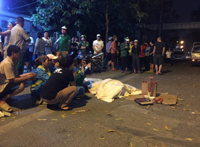 Đồng nghiệp ngã quỵ khi chứng kiến nữ công nhân môi trường bị ô tô điên đâm: Số chị ấy khổ lắm, hôm qua đi viện mua thuốc còn chưa kịp uống...-2