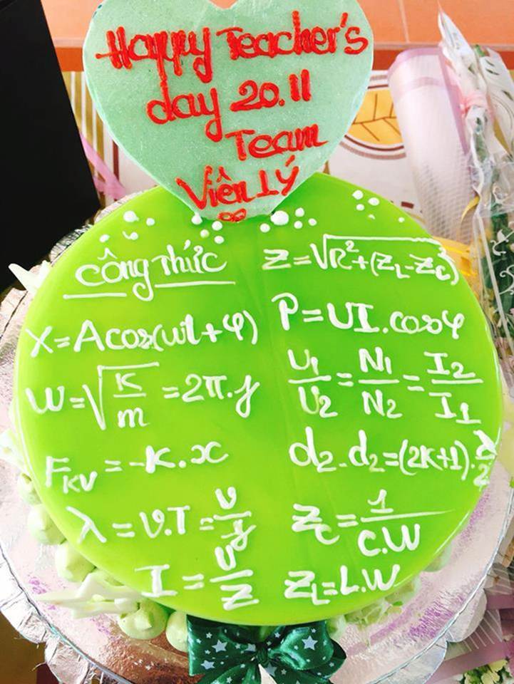 Học sinh chuyên Hóa tặng bánh sinh nhật cho cô giáo và cái kết-2