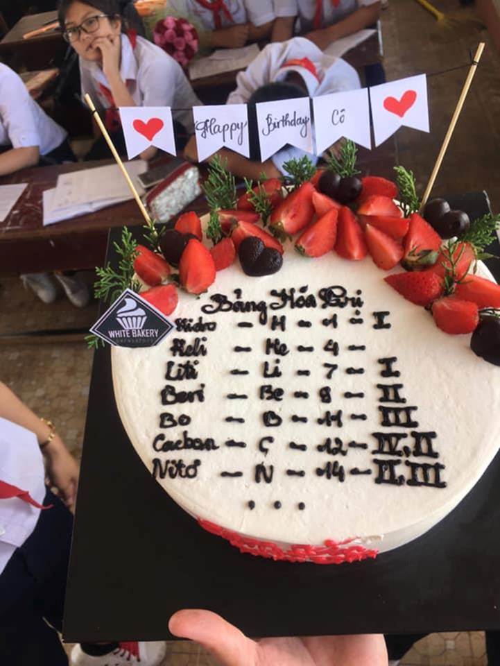 Học sinh chuyên Hóa tặng bánh sinh nhật cho cô giáo và cái kết-5