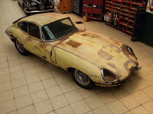 Sự hồi sinh kì diệu của một chiếc Jaguar E-Type từ đồ đồng nát - 1 Sự hồi sinh kì diệu của một chiếc Jaguar E-Type từ đồ đồng nát-1
