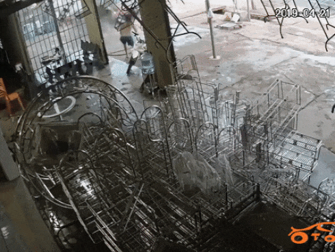 Ô tô mất lái lao như điên vào nhà dân