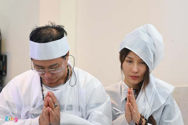 Diễm My 9X khóc nức nở trước linh cữu mẹ-1