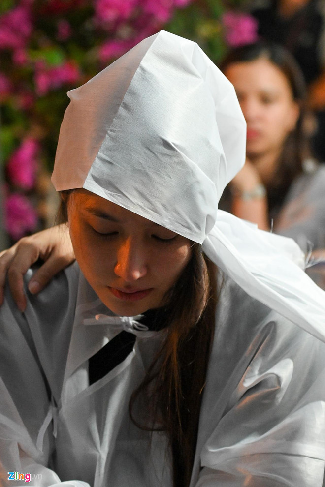 Diễm My 9X khóc nức nở trước linh cữu mẹ-9