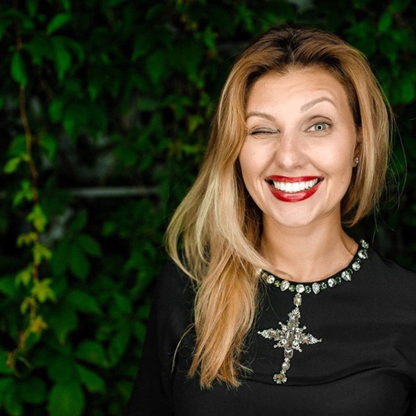 Vợ danh hài vừa đắc cử Tổng thống Ukraine xinh đẹp và giàu có cỡ nào?-8