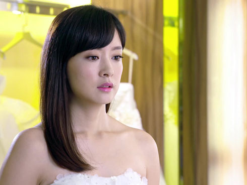 Mặc đồ sặc sỡ, đi dép tổ ong - hình ảnh đội bê tráp trong đám hỏi gây tranh cãi-2