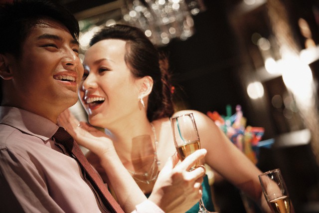 Thấy chồng ngẩn người nhìn theo một cô gái tôi đã sinh nghi, nào ngờ sau đó anh còn cư xử quá đáng hơn khiến tôi giận tím mặt-2