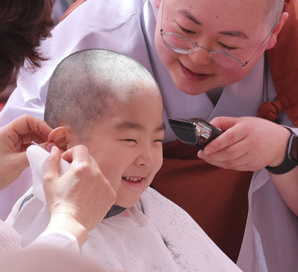 Loạt sắc thái đáng yêu hết nấc của các chú tiểu trong ngày xuống tóc đón lễ Phật Đản ở Hàn Quốc-2