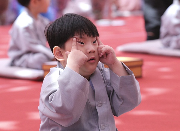 Loạt sắc thái đáng yêu hết nấc của các chú tiểu trong ngày xuống tóc đón lễ Phật Đản ở Hàn Quốc-3