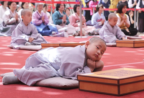 Loạt sắc thái đáng yêu hết nấc của các chú tiểu trong ngày xuống tóc đón lễ Phật Đản ở Hàn Quốc-6