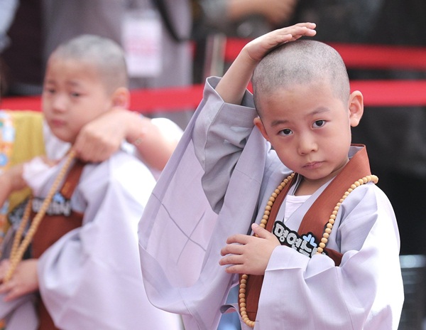 Loạt sắc thái đáng yêu hết nấc của các chú tiểu trong ngày xuống tóc đón lễ Phật Đản ở Hàn Quốc-10
