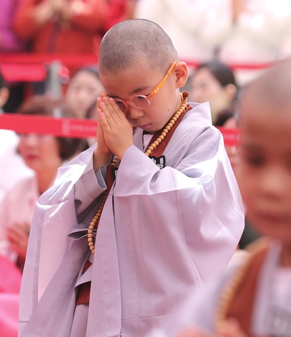Loạt sắc thái đáng yêu hết nấc của các chú tiểu trong ngày xuống tóc đón lễ Phật Đản ở Hàn Quốc-11