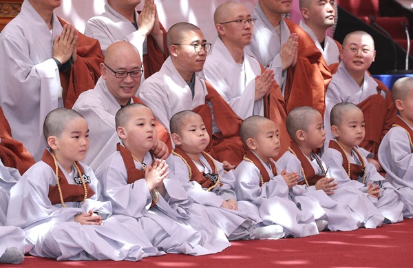 Loạt sắc thái đáng yêu hết nấc của các chú tiểu trong ngày xuống tóc đón lễ Phật Đản ở Hàn Quốc-14