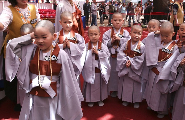 Loạt sắc thái đáng yêu hết nấc của các chú tiểu trong ngày xuống tóc đón lễ Phật Đản ở Hàn Quốc-16