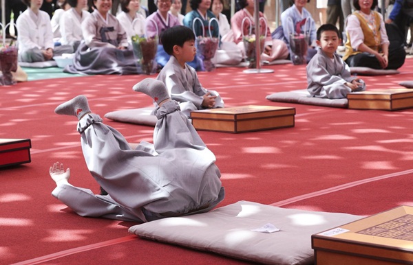 Loạt sắc thái đáng yêu hết nấc của các chú tiểu trong ngày xuống tóc đón lễ Phật Đản ở Hàn Quốc-7