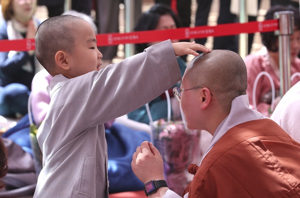 Loạt sắc thái đáng yêu hết nấc của các chú tiểu trong ngày xuống tóc đón lễ Phật Đản ở Hàn Quốc-8