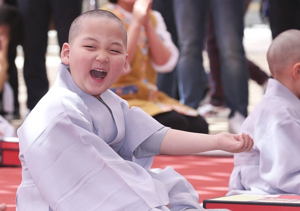 Loạt sắc thái đáng yêu hết nấc của các chú tiểu trong ngày xuống tóc đón lễ Phật Đản ở Hàn Quốc-9
