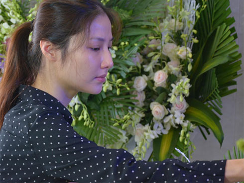 Diễm My 9x thất thần, nghẹn ngào bật khóc trước giờ tiễn biệt mẹ về nơi an nghỉ-23