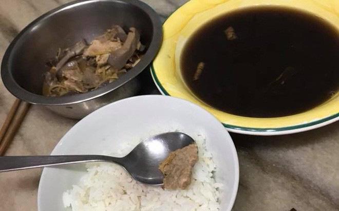 Lên thăm con gái ở cữ, mẹ đẻ lặng người khi thấy mâm cơm thông gia nấu cho con-2