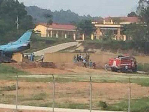 Chờ lâu, khách mở cửa thoát hiểm để xuống máy bay trước-2