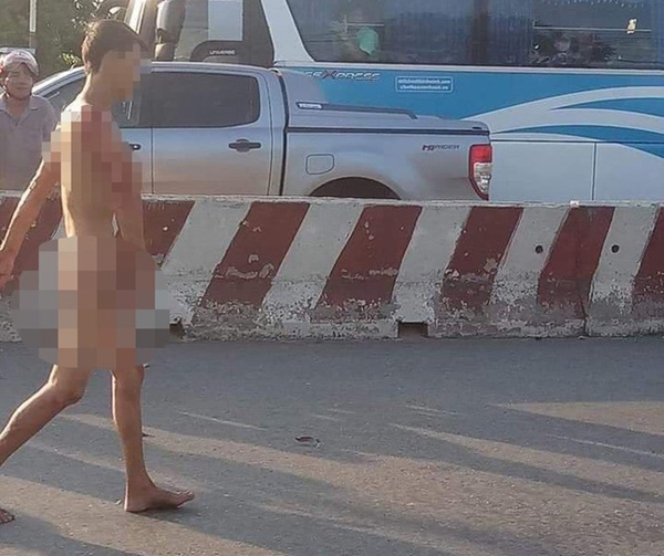 Bình Dương: Nam thanh niên trần như nhộng, cánh tay gãy nát nhưng vẫn thản nhiên đi trên đường-2