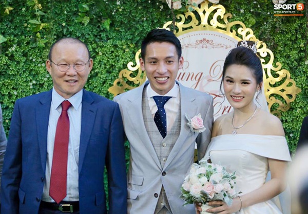 Dàn cầu thủ tuyển Việt Nam xuất hiện như nam thần mừng đám cưới Hùng Dũng, nhưng nhìn đến Đức Huy bỗng thấy sai sai-2