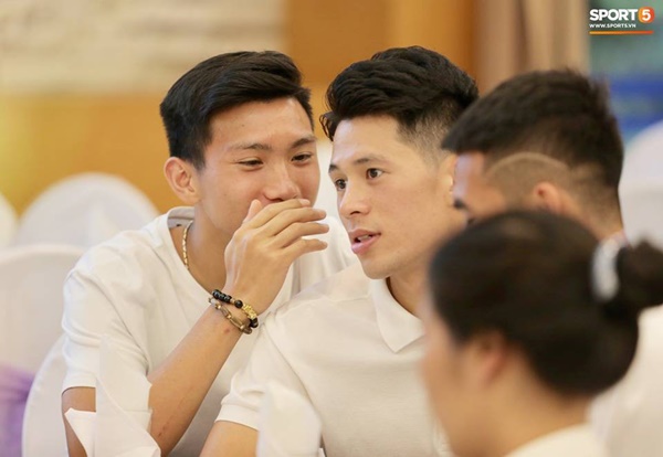Dàn cầu thủ tuyển Việt Nam xuất hiện như nam thần mừng đám cưới Hùng Dũng, nhưng nhìn đến Đức Huy bỗng thấy sai sai-3