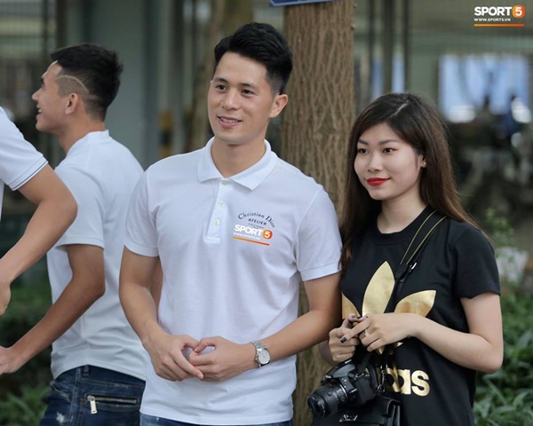 Dàn cầu thủ tuyển Việt Nam xuất hiện như nam thần mừng đám cưới Hùng Dũng, nhưng nhìn đến Đức Huy bỗng thấy sai sai-5