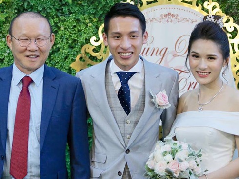 Thầy Park được 2 nhân viên bảo vệ theo sát tại lễ cưới Đỗ Hùng Dũng-10