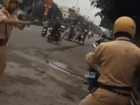 Clip: Xe tải ôm cua đâm vào vách núi lật nghiêng, quyết định của tài xế xe ngược chiều gây chú ý-2