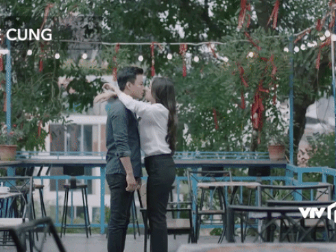 Hé lộ cảnh Hoàng Thùy Linh chủ động ôm ấp, hôn môi, gọi Hồng Đăng là