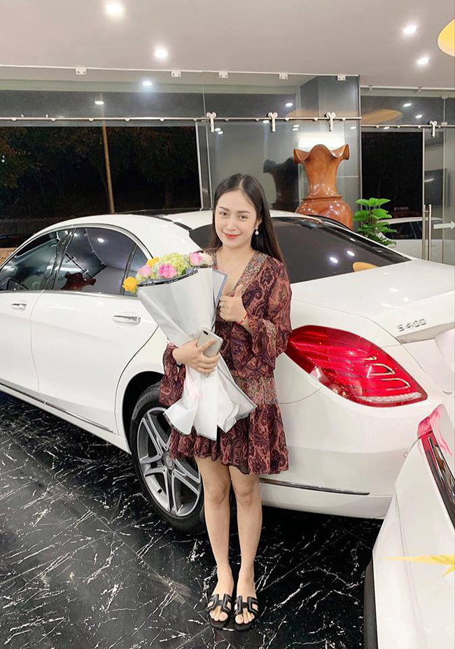 Chồng nhà người ta giữ lời hứa năm xưa, mua xế xịn cho vợ khỏi nắng mưa khiến hội chị em xuýt xoa ghen tị-1